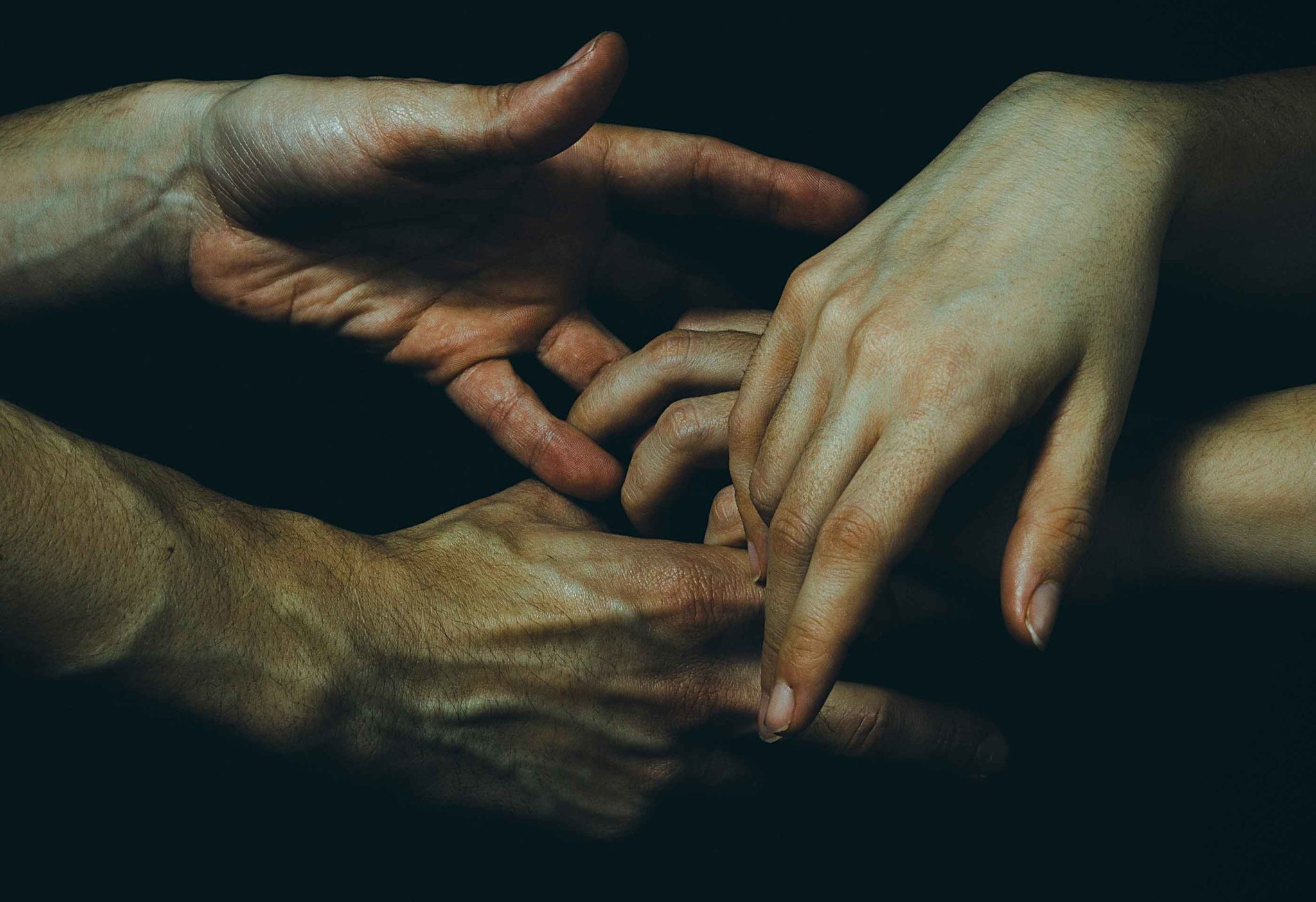 Сочувствие мужчине. Мужская рука. Прикосновение рук. Сплетенные руки. Красивые мужские руки.